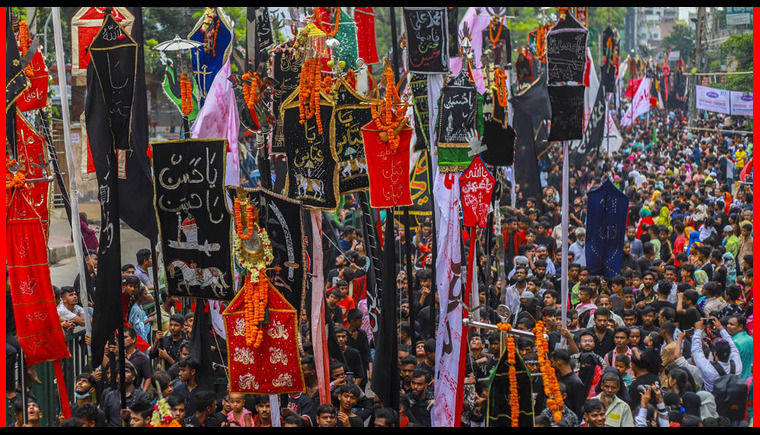 শোকের মিছিলে শহীদি কারবালার স্মরণ